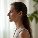 Ritratto sereno di Elena Bianchi, 42 anni, con badge di 'Benessere Mentale & Meditazione', in un ambiente da studio yoga.