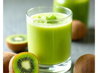 Frullato verde energizzante e integratori in polvere, con frutta fresca.