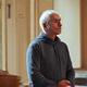 Ritratto di Roberto sereno che medita o pratica mindfulness
