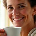 Maria, 43 anni, sorride serenamente dopo aver ritrovato un sonno di qualità.